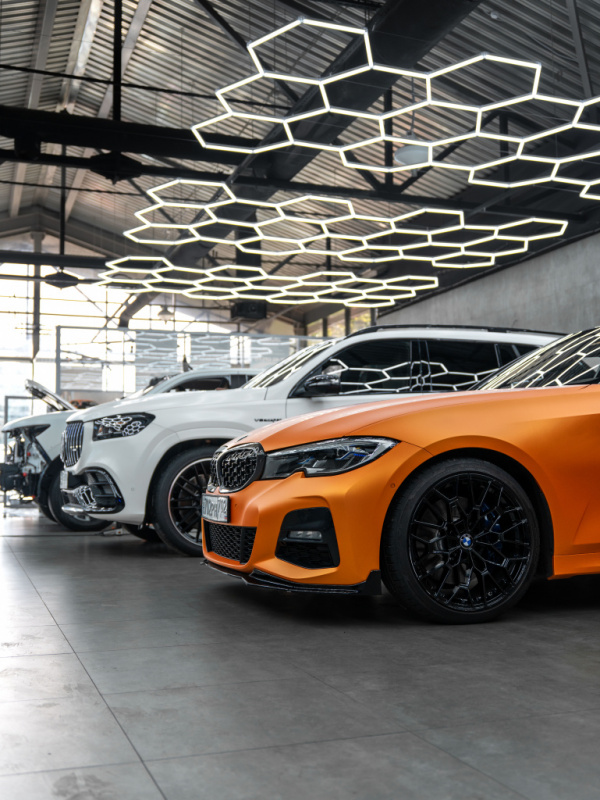 Выбор защитной плёнки для кузова автомобиля: прозрачная или цветная